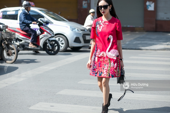 Dù đã hết lạnh, Hoàng Thùy vẫn diện áo choàng lông khoe street style tại Vietnam International Fashion Week - Ảnh 15.