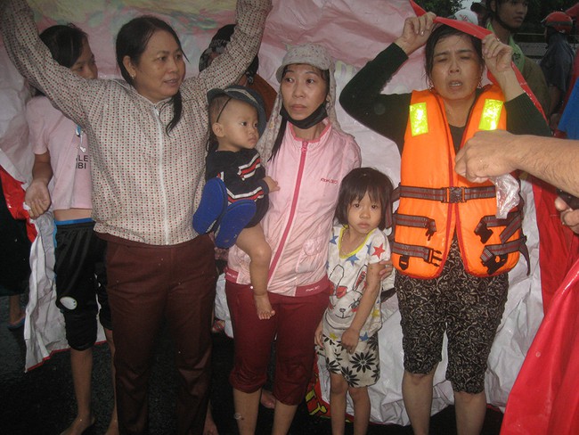 Photos of the day: 4 cô giáo bất chấp mạng sống cứu 13 học sinh trong nước lũ - Ảnh 1.