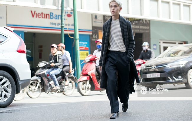 Dù đã hết lạnh, Hoàng Thùy vẫn diện áo choàng lông khoe street style tại Vietnam International Fashion Week - Ảnh 19.