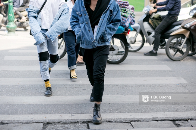 Dù đã hết lạnh, Hoàng Thùy vẫn diện áo choàng lông khoe street style tại Vietnam International Fashion Week - Ảnh 7.