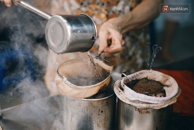 Quán cafe đúng kiểu Sài Gòn xưa, hơn nửa thế kỉ qua mỗi năm chỉ đóng cửa 10 phút... - Ảnh 9.