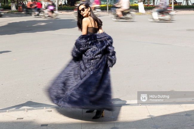 Dù đã hết lạnh, Hoàng Thùy vẫn diện áo choàng lông khoe street style tại Vietnam International Fashion Week - Ảnh 2.