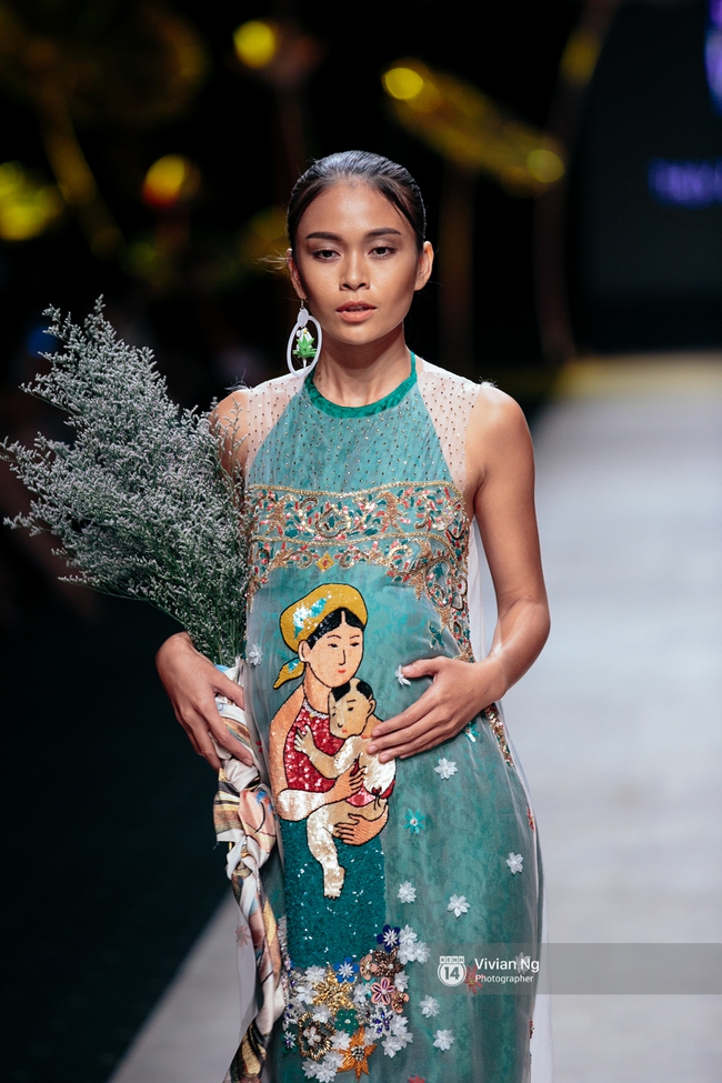 VIFW 2016 ngày 2: Khi mẫu U70, mẫu nhí lẫn bà bầu đổ bộ runway - Ảnh 17.