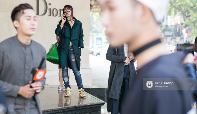 Dù đã hết lạnh, Hoàng Thùy vẫn diện áo choàng lông khoe street style tại Vietnam International Fashion Week - Ảnh 24.