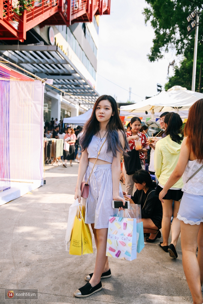 Street style giới trẻ 2 miền tuần qua: áo phông, shorts, kẻ & hoa lá rực rỡ tràn ngập - Ảnh 8.