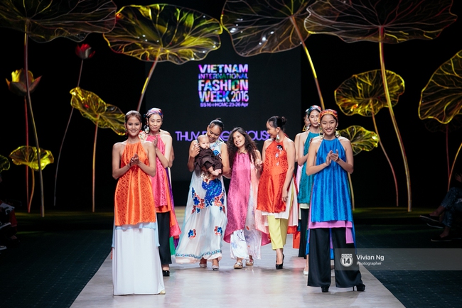 VIFW 2016 ngày 2: Khi mẫu U70, mẫu nhí lẫn bà bầu đổ bộ runway - Ảnh 18.