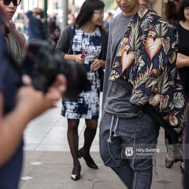 Dù đã hết lạnh, Hoàng Thùy vẫn diện áo choàng lông khoe street style tại Vietnam International Fashion Week - Ảnh 14.