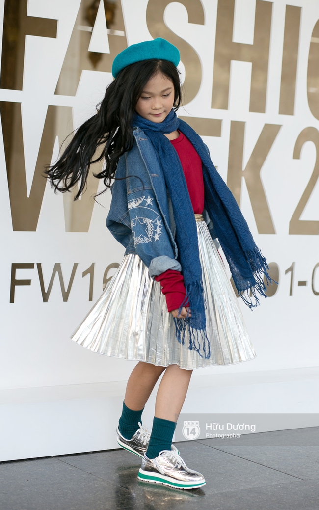 Dù đã hết lạnh, Hoàng Thùy vẫn diện áo choàng lông khoe street style tại Vietnam International Fashion Week - Ảnh 17.