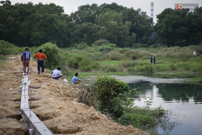 Mặc nhiều người đã bỏ mạng ở hồ Đá tử thần, sinh viên làng Đại học vẫn xé rào vào tắm - Ảnh 11.