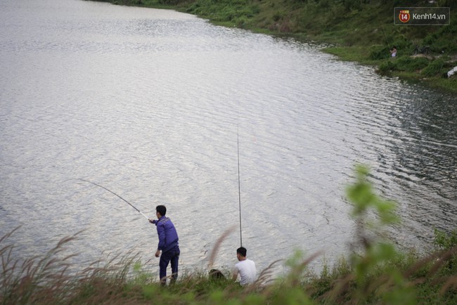 Mặc nhiều người đ&atilde; bỏ mạng ở hồ Đ&aacute; tử thần, sinh vi&ecirc;n l&agrave;ng Đại học vẫn x&eacute; r&agrave;o v&agrave;o tắm - Ảnh 13.