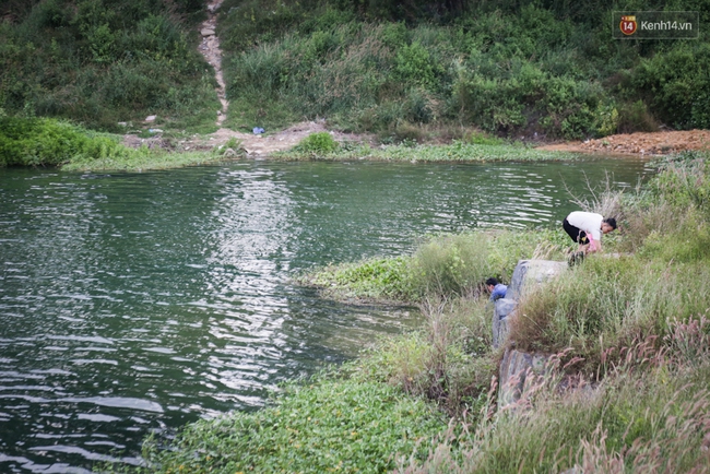 Mặc nhiều người đã bỏ mạng ở hồ Đá tử thần, sinh viên làng Đại học vẫn xé rào vào tắm - Ảnh 12.