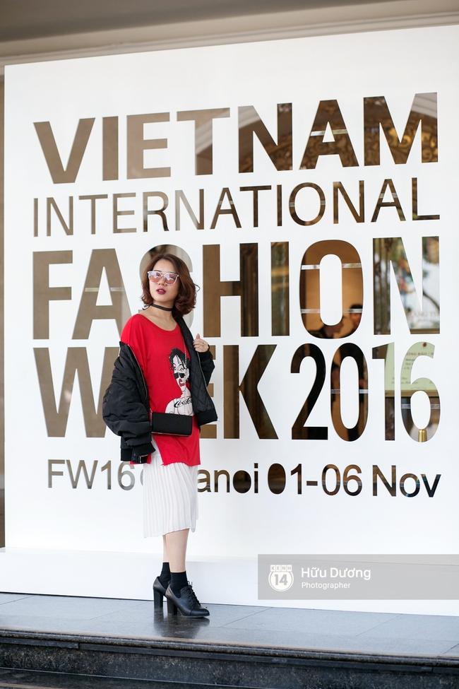 Dù đã hết lạnh, Hoàng Thùy vẫn diện áo choàng lông khoe street style tại Vietnam International Fashion Week - Ảnh 12.