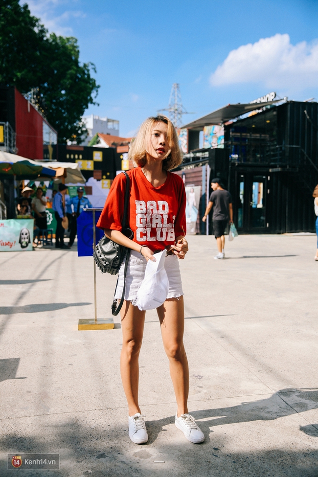 Street style giới trẻ 2 miền tuần qua: áo phông, shorts, kẻ & hoa lá rực rỡ tràn ngập - Ảnh 1.