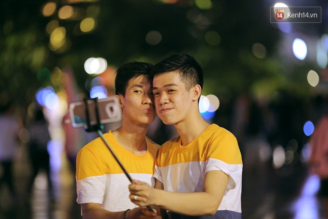 Ngày tự hào đồng tính - Những trái tim lục sắc đã có một đêm vui dưới mưa Sài Gòn như thế! - Ảnh 2.