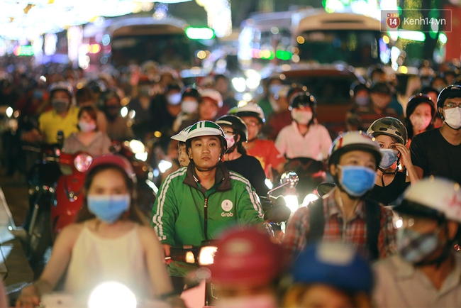 Chưa đến Noel nhưng các ngả đường ở Trung tâm Sài Gòn đã kẹt xe đến nghẹt thở - Ảnh 2.