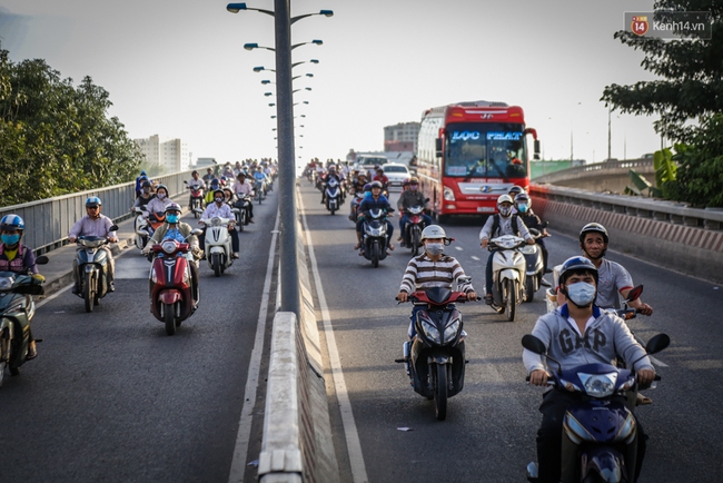Hàng nghìn xe máy lấn hết làn đường ô tô trên đại lộ Phạm Văn Đồng ở Sài Gòn - Ảnh 2.