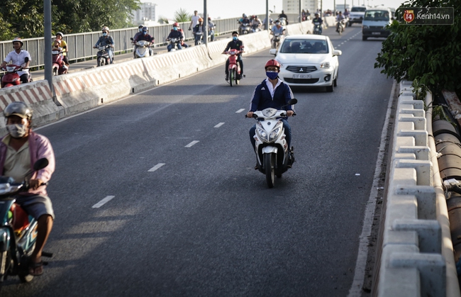 Hàng nghìn xe máy lấn hết làn đường ô tô trên đại lộ Phạm Văn Đồng ở Sài Gòn - Ảnh 3.