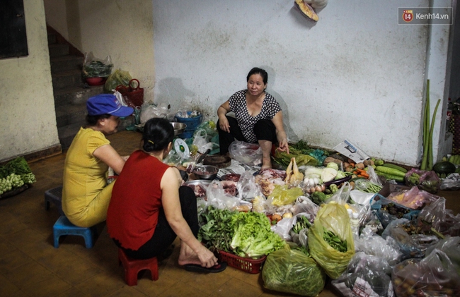 Khu chợ ẩm thực độc đáo trong hành lang chung cư cũ ở Sài Gòn - Ảnh 10.