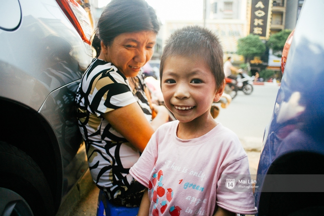 C&ocirc; b&eacute; bị lở lo&eacute;t khắp người vẫn h&agrave;ng ng&agrave;y theo mẹ đi b&aacute;n b&oacute;ng bay ở H&agrave; Nội giờ ra sao? - Ảnh 8.