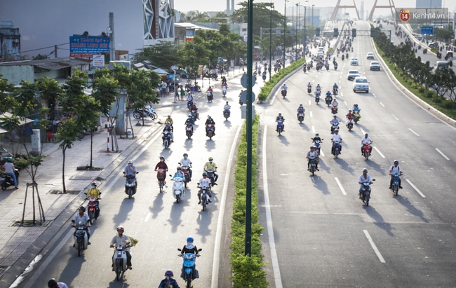 Hàng nghìn xe máy lấn hết làn đường ô tô trên đại lộ Phạm Văn Đồng ở Sài Gòn - Ảnh 4.