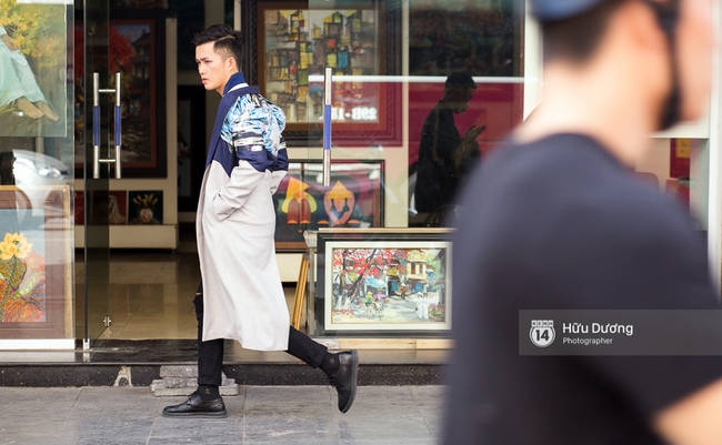 Dù đã hết lạnh, Hoàng Thùy vẫn diện áo choàng lông khoe street style tại Vietnam International Fashion Week - Ảnh 11.