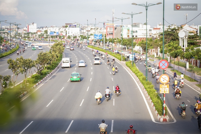 Hàng nghìn xe máy lấn hết làn đường ô tô trên đại lộ Phạm Văn Đồng ở Sài Gòn - Ảnh 5.