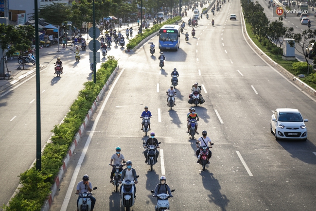 Hàng nghìn xe máy lấn hết làn đường ô tô trên đại lộ Phạm Văn Đồng ở Sài Gòn - Ảnh 6.