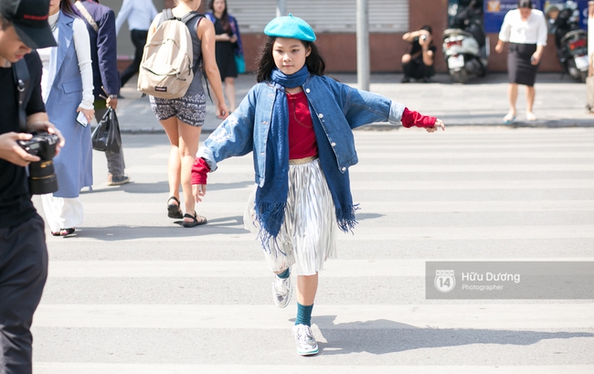 Dù đã hết lạnh, Hoàng Thùy vẫn diện áo choàng lông khoe street style tại Vietnam International Fashion Week - Ảnh 16.