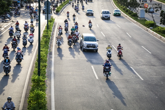 Hàng nghìn xe máy lấn hết làn đường ô tô trên đại lộ Phạm Văn Đồng ở Sài Gòn - Ảnh 7.