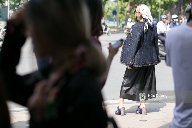 Dù đã hết lạnh, Hoàng Thùy vẫn diện áo choàng lông khoe street style tại Vietnam International Fashion Week - Ảnh 8.