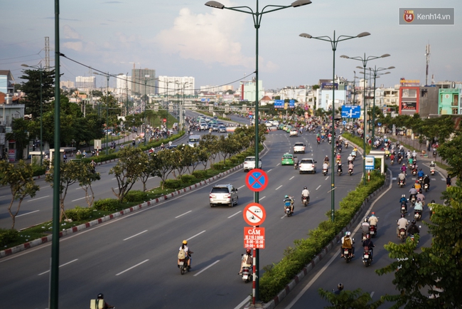 Hàng nghìn xe máy lấn hết làn đường ô tô trên đại lộ Phạm Văn Đồng ở Sài Gòn - Ảnh 10.