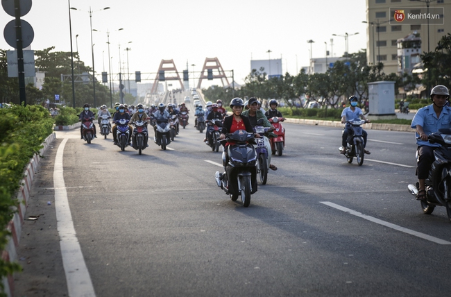 Hàng nghìn xe máy lấn hết làn đường ô tô trên đại lộ Phạm Văn Đồng ở Sài Gòn - Ảnh 8.