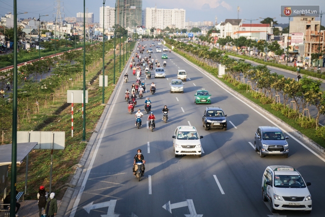 Hàng nghìn xe máy lấn hết làn đường ô tô trên đại lộ Phạm Văn Đồng ở Sài Gòn - Ảnh 9.