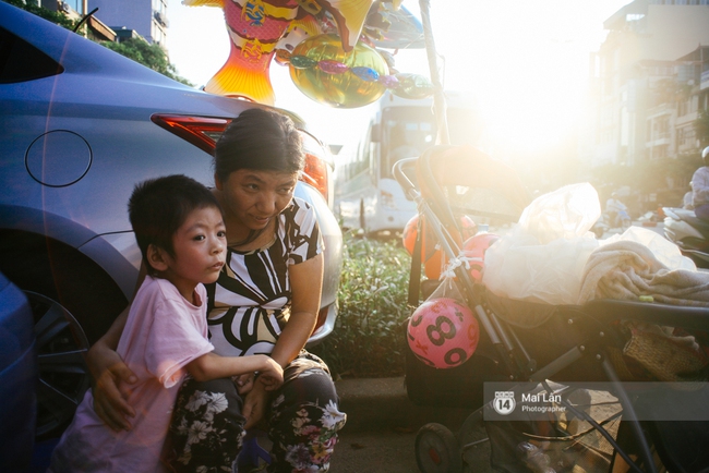 C&ocirc; b&eacute; bị lở lo&eacute;t khắp người vẫn h&agrave;ng ng&agrave;y theo mẹ đi b&aacute;n b&oacute;ng bay ở H&agrave; Nội giờ ra sao? - Ảnh 1.