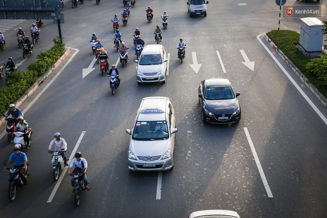 Hàng nghìn xe máy lấn hết làn đường ô tô trên đại lộ Phạm Văn Đồng ở Sài Gòn - Ảnh 11.