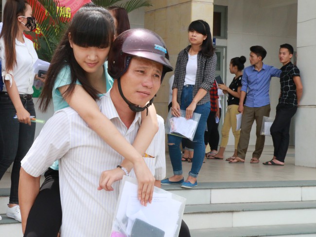 Nghệ An: Bố cõng con gái bị gãy chân tới trường thi - Ảnh 1.