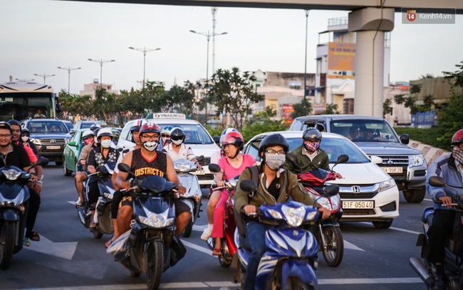 Hàng nghìn xe máy lấn hết làn đường ô tô trên đại lộ Phạm Văn Đồng ở Sài Gòn - Ảnh 12.