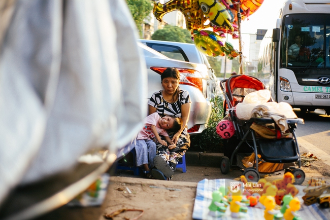 C&ocirc; b&eacute; bị lở lo&eacute;t khắp người vẫn h&agrave;ng ng&agrave;y theo mẹ đi b&aacute;n b&oacute;ng bay ở H&agrave; Nội giờ ra sao? - Ảnh 16.