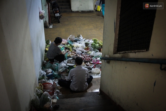 Khu chợ ẩm thực độc đáo trong hành lang chung cư cũ ở Sài Gòn - Ảnh 9.