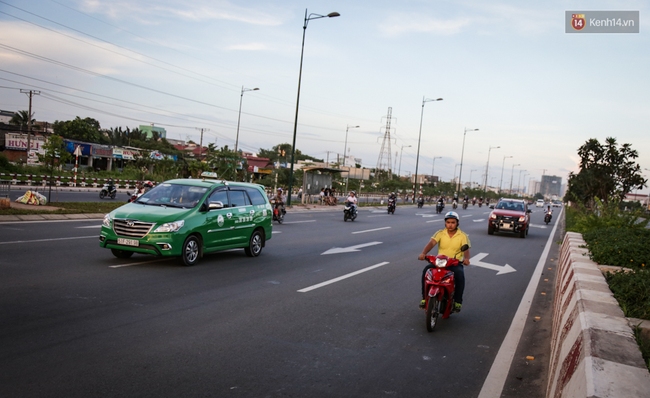 Hàng nghìn xe máy lấn hết làn đường ô tô trên đại lộ Phạm Văn Đồng ở Sài Gòn - Ảnh 13.