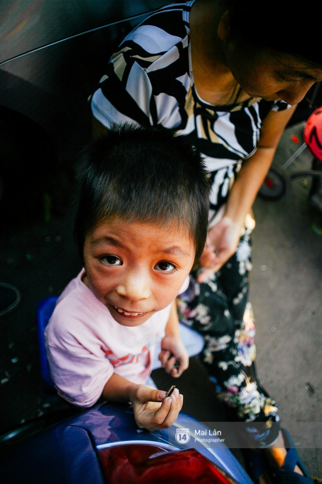 C&ocirc; b&eacute; bị lở lo&eacute;t khắp người vẫn h&agrave;ng ng&agrave;y theo mẹ đi b&aacute;n b&oacute;ng bay ở H&agrave; Nội giờ ra sao? - Ảnh 15.