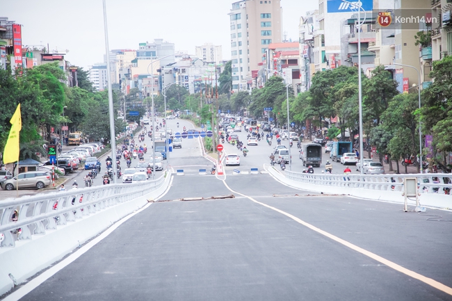 Ch&ugrave;m ảnh: Cầu vượt th&eacute;p 135 tỷ tr&ecirc;n con đường đắt đỏ nhất Thủ đ&ocirc; trước ng&agrave;y th&ocirc;ng xe - Ảnh 2.