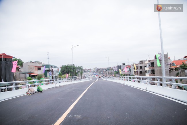 Ch&ugrave;m ảnh: Cầu vượt th&eacute;p 135 tỷ tr&ecirc;n con đường đắt đỏ nhất Thủ đ&ocirc; trước ng&agrave;y th&ocirc;ng xe - Ảnh 14.
