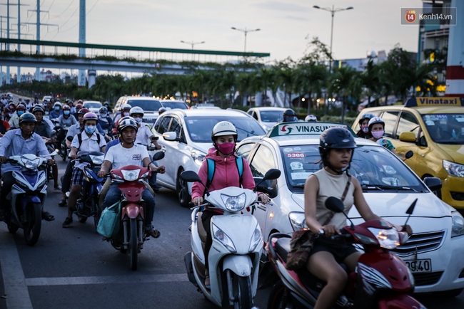 Hàng nghìn xe máy lấn hết làn đường ô tô trên đại lộ Phạm Văn Đồng ở Sài Gòn - Ảnh 14.