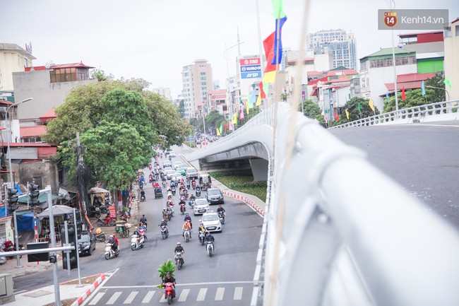 Ch&ugrave;m ảnh: Cầu vượt th&eacute;p 135 tỷ tr&ecirc;n con đường đắt đỏ nhất Thủ đ&ocirc; trước ng&agrave;y th&ocirc;ng xe - Ảnh 3.