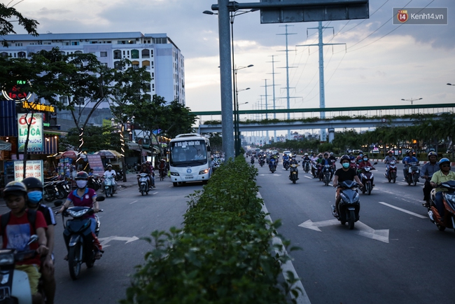 Hàng nghìn xe máy lấn hết làn đường ô tô trên đại lộ Phạm Văn Đồng ở Sài Gòn - Ảnh 15.