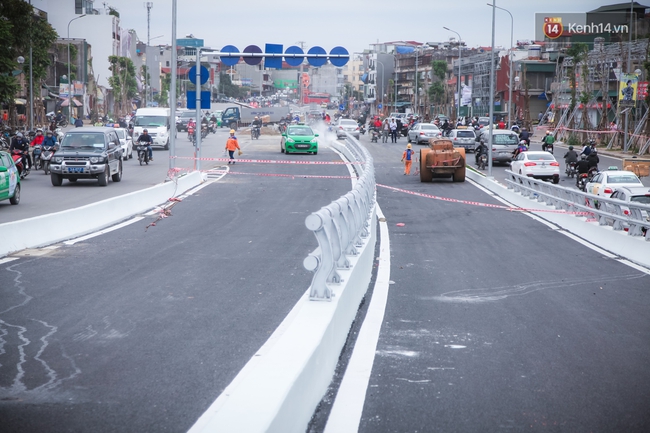 Ch&ugrave;m ảnh: Cầu vượt th&eacute;p 135 tỷ tr&ecirc;n con đường đắt đỏ nhất Thủ đ&ocirc; trước ng&agrave;y th&ocirc;ng xe - Ảnh 5.