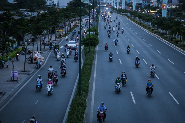 Hàng nghìn xe máy lấn hết làn đường ô tô trên đại lộ Phạm Văn Đồng ở Sài Gòn - Ảnh 16.