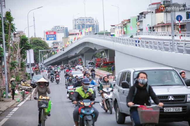 Ch&ugrave;m ảnh: Cầu vượt th&eacute;p 135 tỷ tr&ecirc;n con đường đắt đỏ nhất Thủ đ&ocirc; trước ng&agrave;y th&ocirc;ng xe - Ảnh 1.