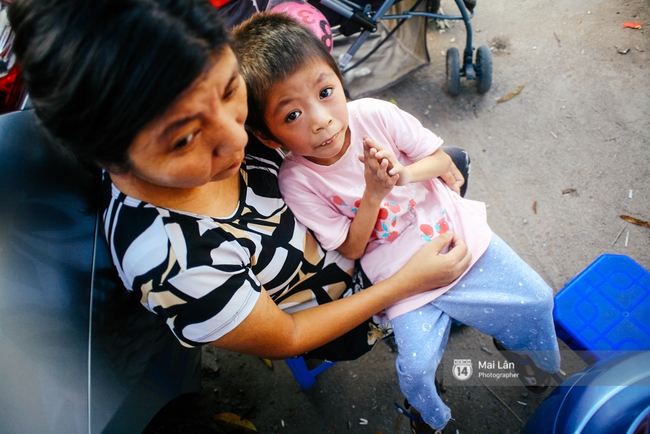 C&ocirc; b&eacute; bị lở lo&eacute;t khắp người vẫn h&agrave;ng ng&agrave;y theo mẹ đi b&aacute;n b&oacute;ng bay ở H&agrave; Nội giờ ra sao? - Ảnh 13.